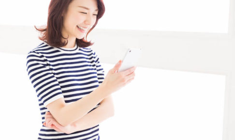 スマホを使う女性