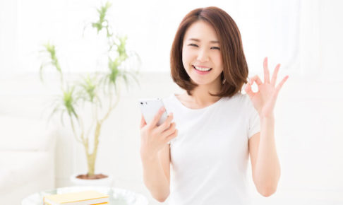 スマホを持った女性