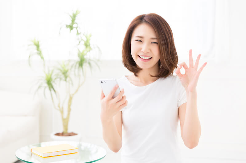 スマホを持った女性